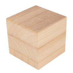 Grand cube en bois avec informations de naissance